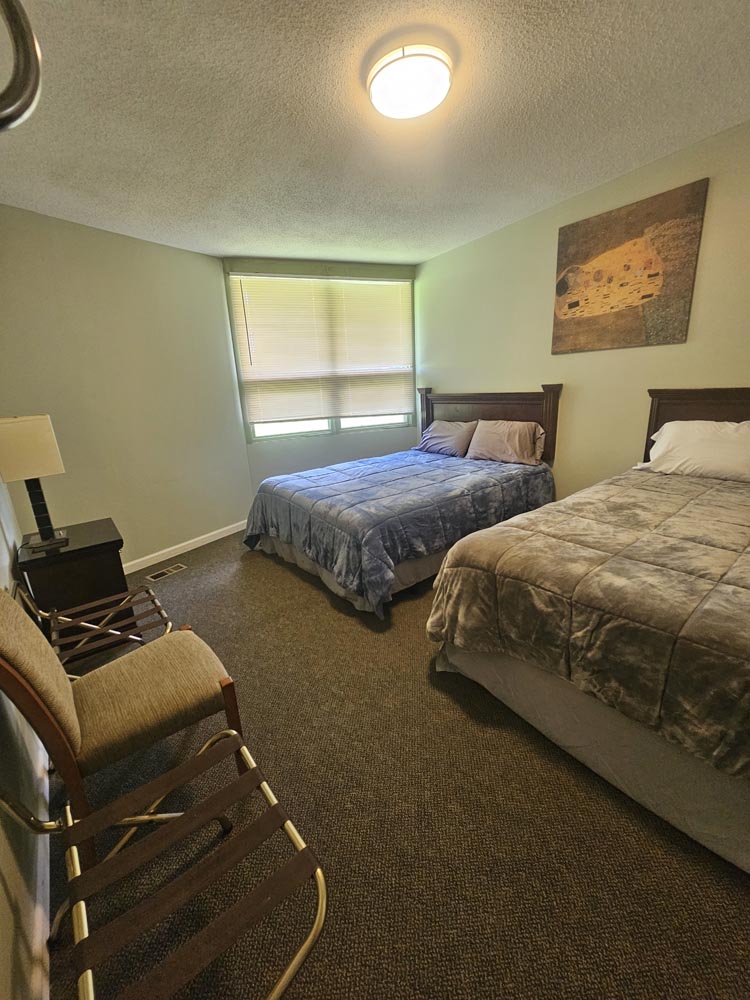 Bedroom with 2 beds