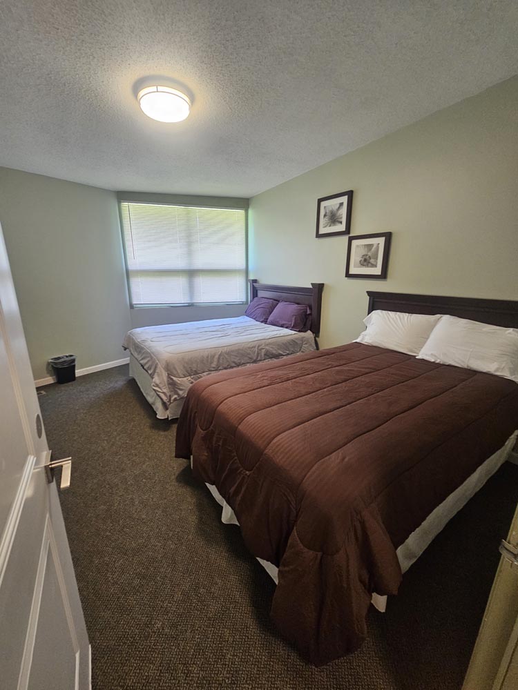 Bedroom with 2 beds